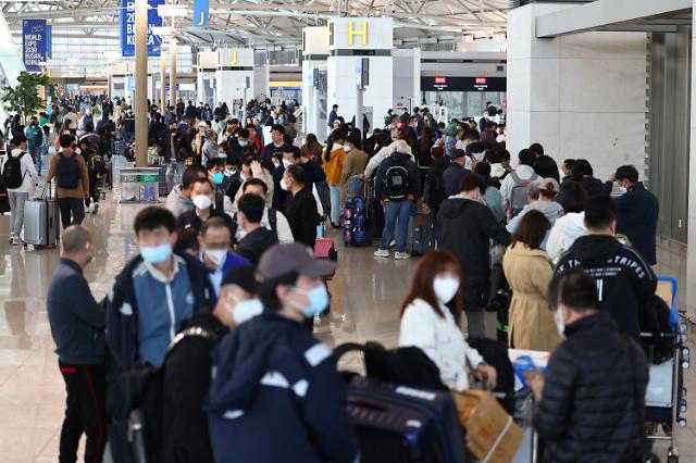 Sảnh khởi hành đông đúc tại sân bay quốc tế Incheon trước kỳ nghỉ lễ, ngày 27/4/2023. 