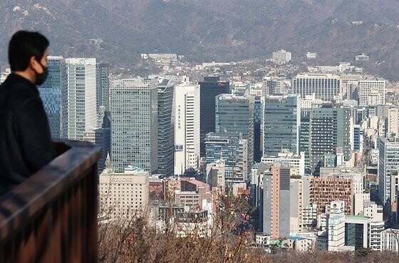 서울 남산에서 바라본 기업 빌딩 숲.