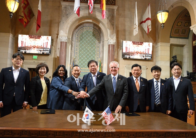 본회의장에는 LA시의회와의 우호협력 증진에 기여한 민주평통LA지회, 남성재단 등 국내외 민간단체들이 함께했다. 