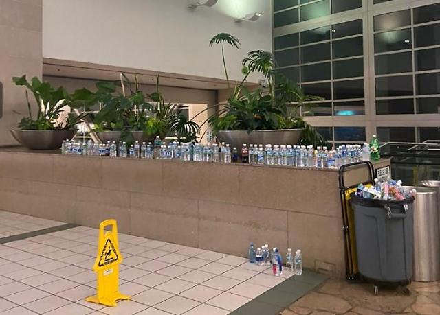 [단독] 악몽된 괌 신혼여행...식수 부족한데 공항서 물 버려진 사연