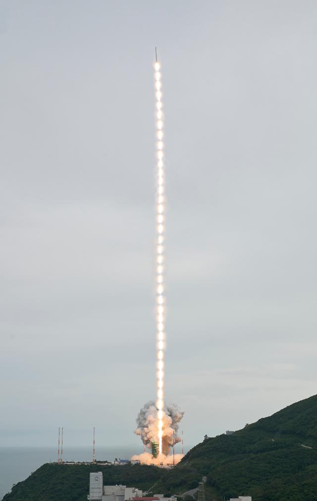 지난 25일 나로우주센터에서 발사된 누리호가 이륙하고 있다. 