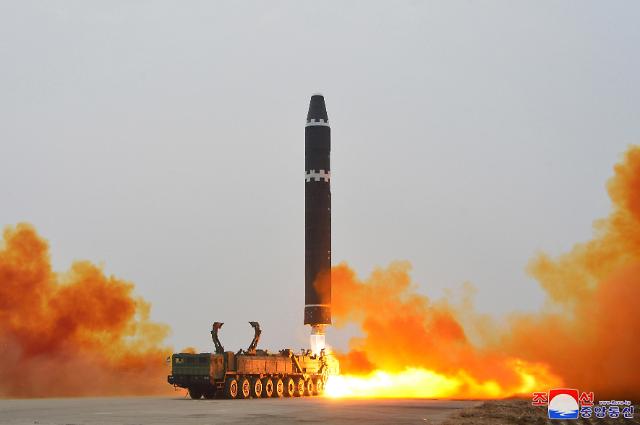 北朝鮮のミサイル発射、エンジン不備で墜落…「早い期間内に2回目の打ち上げを行う」