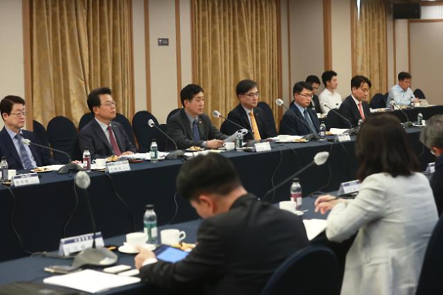 김주현 금융위원회 위원장(왼쪽 셋째)이 31일 서울 중구 한국프레스센터에서 열린 ‘제49차 금융중심지추진위원회’를 진행하고 있다. 