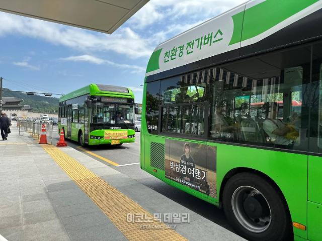 서울 중구 세종문화회관 정류장에 전기버스가 정차 중이다.