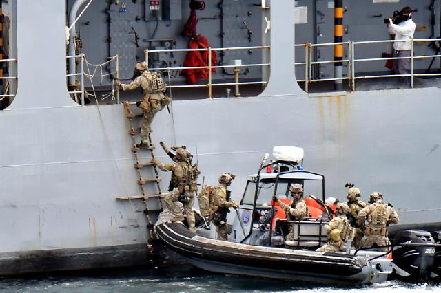 지난 5월 31일 제주해군기지에서 실시된 '23년 PSI 해양차단훈련 승선검색 훈련에서 대한민국 해군 특전단 특임대가 대량살상무기를 적재한 것으로 추정되는 의심선박에 오르고 있다.