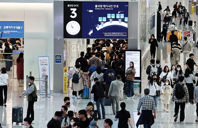 인천국제공항 1터미널 출국장을 찾은 여행객들이 줄 서 있다.