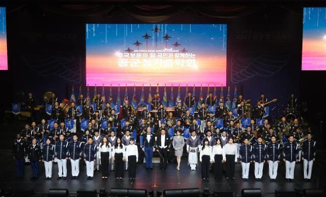 21일 서울 용산구 블루스퀘어에서 열린 ‘호국보훈의 달 국민과 함께 하는 공군 정기음악회’에서 출연진들이 기념사진을 찍고 있다