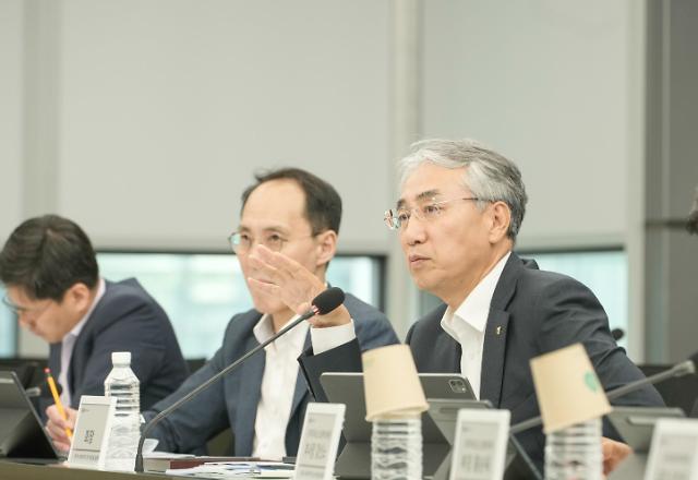 이석준 NH농협금융지주 회장(오른쪽)이 31일 ESG 경영협의체 ‘사회적가치 및 녹색금융 협의회’를 주재하고 있다. 