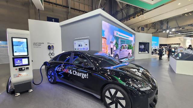 지난달 25일 부산 해운대구 벡스코에서 열린 2023기후산업국제박람회(World Climate Industry EXPO, WCE)에서 SK가 전기자동차 고속 충전시스템을 전시하고 있다.