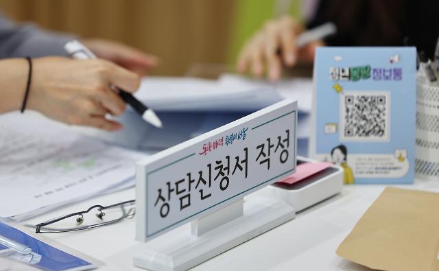 전세사기 특별법 시행 첫날, 상담신청서 작성 안내하는 직원
    (서울=연합뉴스) 김도훈 기자 = 전세사기 피해 지원을 위한 특별법 시행 첫날인 1일 오후 서울시청 서소문 별관 내 전·월세 종합지원센터에서 직원(왼쪽)이 피해자에게 상담신청서 작성 안내를 하고 있다. 2023.6.1
    superdoo82@yna.co.kr/2023-06-01 15:27:46/
<저작권자 ⓒ 1980-2023 ㈜연합뉴스. 무단 전재 재배포 금지.>