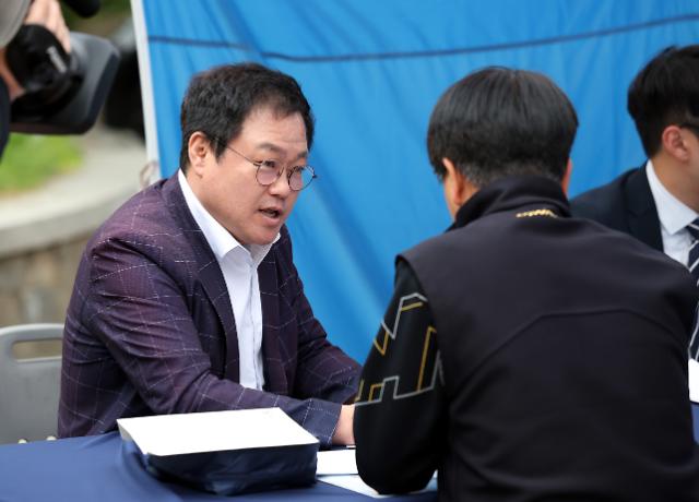 '지금은 전세피해 상담 중'
    (인천=연합뉴스) 윤태현 기자 = 21일 오후 인천시 미추홀구 주안역에 자리한 '찾아가는 전세피해지원 상담버스'에서 한 시민이 상담받고 있다. 2023.4.21
    tomatoyoon@yna.co.kr/2023-04-21 17:37:13/
<저작권자 ⓒ 1980-2023 ㈜연합뉴스. 무단 전재 재배포 금지.>