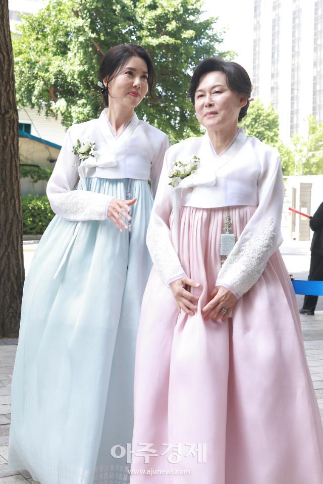 백지연 전 MBC 앵커(왼쪽)와 정몽원 HL그룹 회장의 부인 홍인화 씨 