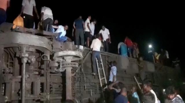 People try to escape from toppled compartments, following the deadly collision of two trains, in Balasore, India June 2, 2023, in this screen grab obtained from a video. ANI/Reuters TV via REUTERS THIS IMAGE HAS BEEN SUPPLIED BY A THIRD PARTY. NO RESALES. NO ARCHIVES INDIA OUT. NO COMMERCIAL OR EDITORIAL SALES IN INDIA/2023-06-03 01:52:00/
<저작권자 ⓒ 1980-2023 ㈜연합뉴스. 무단 전재 재배포 금지.>