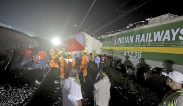 인도 오디샤주 열차 충돌 사고 현장에서 진행 중인 구조작업.
