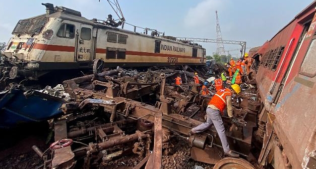 인도서 열차 충돌 참사...최소 120명 숨져