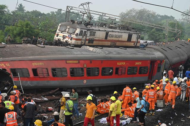 21세기 최악 참사 인도 열차 사고…사망자 최소 288명