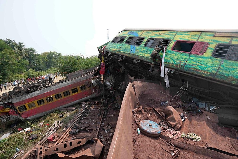 [슬라이드 포토] 종잇장처럼 구겨진 열차…인도 열차 사고로 288명 숨져