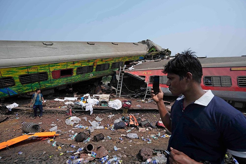 [슬라이드 포토] 종잇장처럼 구겨진 열차…인도 열차 사고로 288명 숨져