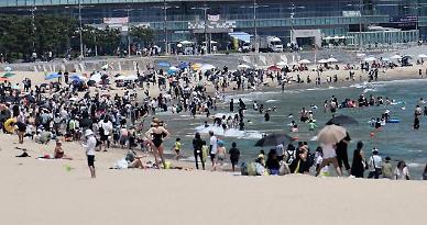 [포토] 개장 후 첫 주말 맞은 해운대해수욕장