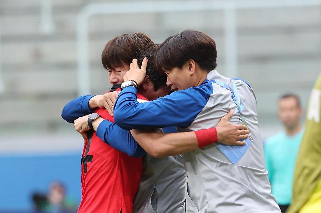 [슬라이드 포토] U-20 월드컵 4강 이끈 김은중 감독...너무 기뻐 울었다