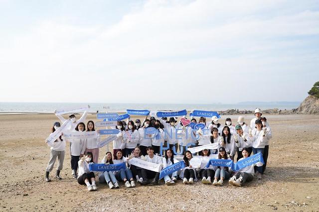 Nhân viên và các lãnh đạo của Laneige trong chuyến plogging dọc bờ biển Cheongpodae, Taean. 