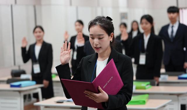 BNK경남은행 신입행원들이 ‘신입행원 선서’를 하고 있다.