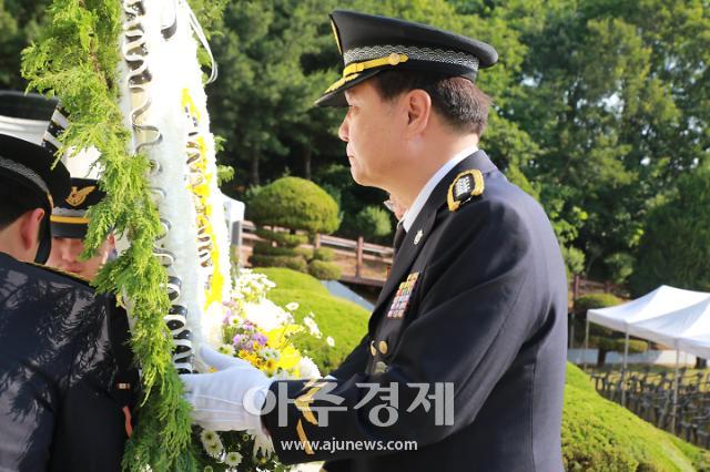 제68회 현충일을 맞아 동해시 현충탑에서 최시영 동해해양경찰서장 헌화를 하고 있다.