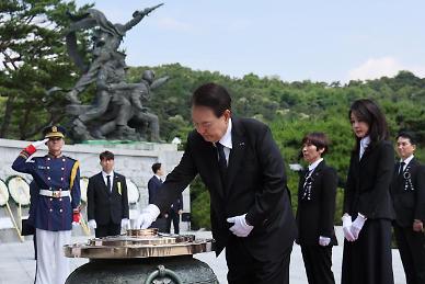 [포토] 현충탑 분향하는 윤석열 대통령