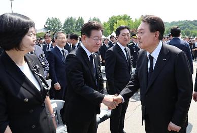 [포토] 이재명 대표와 인사하는 윤석열 대통령