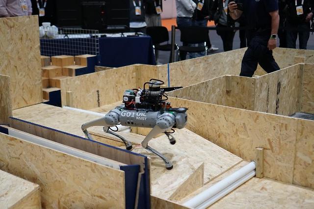 사족보행 로봇이 KAIST 연구팀의 자세 제어기 '드림워크'를 탑재하고 경진대회에 참가하고 있다.