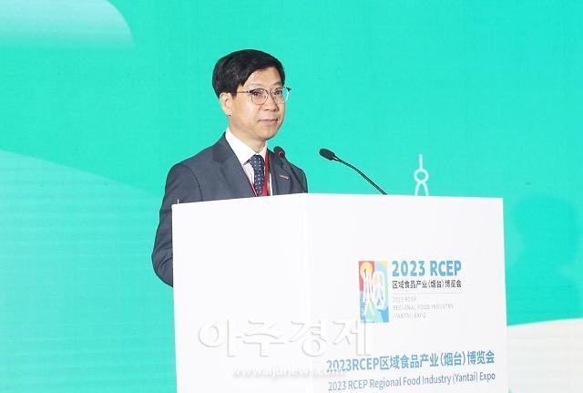 김상우 중진공 센터장이 지난 2일 중국 옌타이시에서 열린 '2023 RCEP식품산업박람회' 개막식에서 축사를 하고 있다.