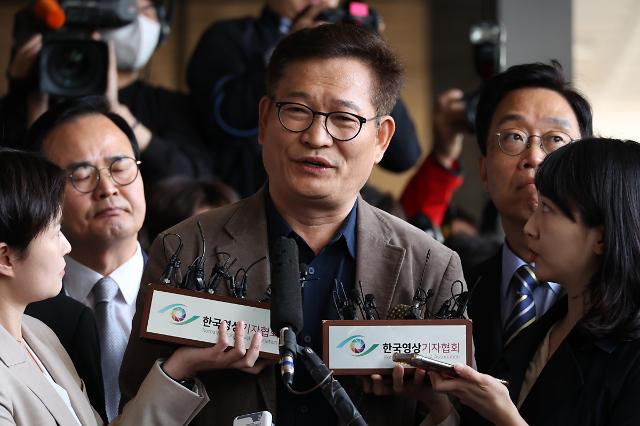 지난달 2일 검찰에 자진 출석한 송영길 전 민주당 대표가 입장을 밝히고 있다. 