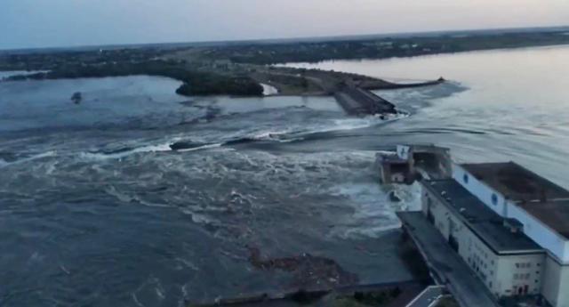 6일(현지시간) 러시아군이 점령하고 있는 우크라이나 남부 헤르손주 드니프로강의 카호우카댐이 파괴돼 물이 방류되고 있다. 