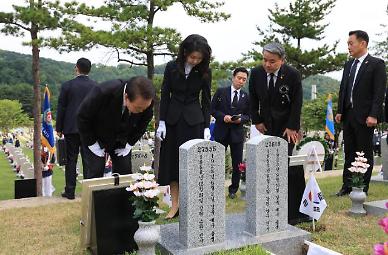 [포토] 호국의 형제 안장식 참석한 윤석열 대통령 부부