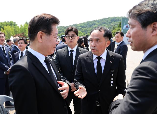 [포토] 최원일 전 천안함장 항의받는 이재명 대표
