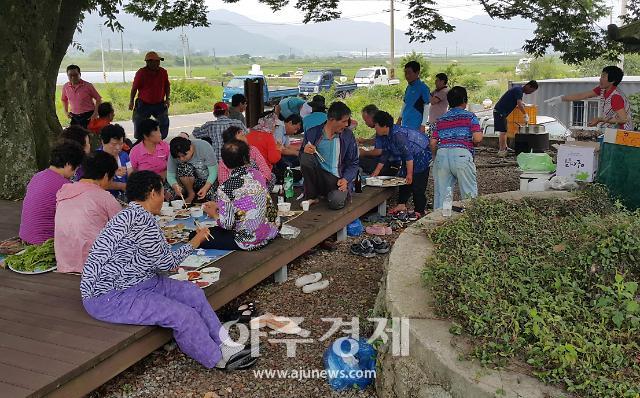 전라남도의 마을공동급식 지원 사업으로 장흥군 관산읍 남송1구 마을 주민들이 한데 모여 식사를 하고 있다.