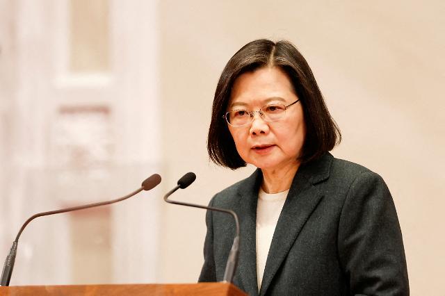 FILE PHOTO: Taiwan President Tsai Ing-wen speaks during a news conference with the incoming Taiwan Premier Chen Chien-jen and outgoing Taiwan Premier Su Tseng-chang at the presidential office in Taipei, Taiwan January 27, 2023. REUTERS/Carlos Garcia Rawlins//File Photo/2023-03-21 14:35:16/
<저작권자 ⓒ 1980-2023 ㈜연합뉴스. 무단 전재 재배포 금지.>
