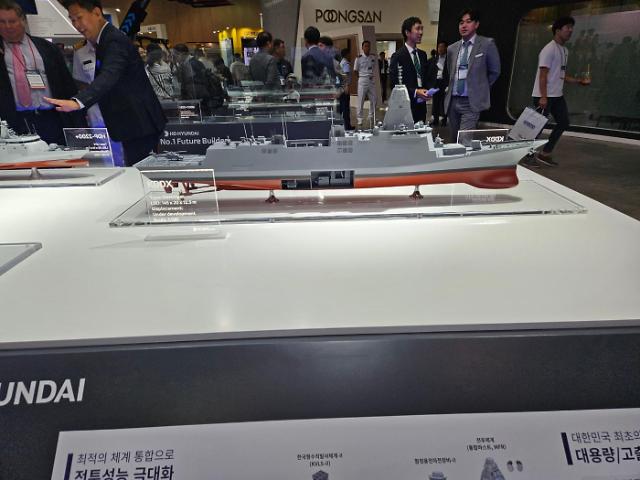 7일 부산 벡스코에 마련된 MADEX 2023 HD현대중공업 부스에 전시된 KDDX의 모습