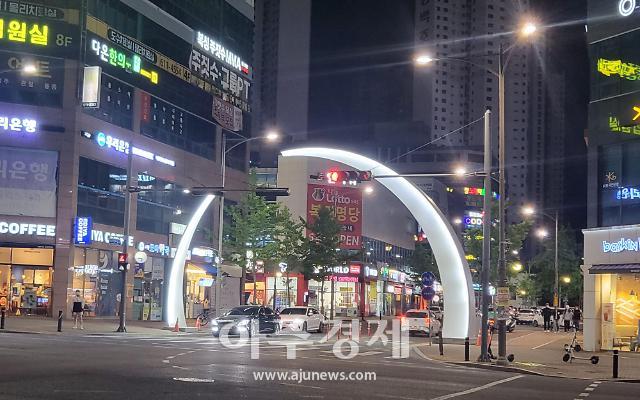 대구광역시 달성군은 야간경관사업으로 거리 곳곳에 밝고 안전한 가로 조성으로 유가읍 달빛 특화거리 모습이다.