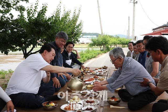 윤석열대통령 모내기 현장 방문 모습