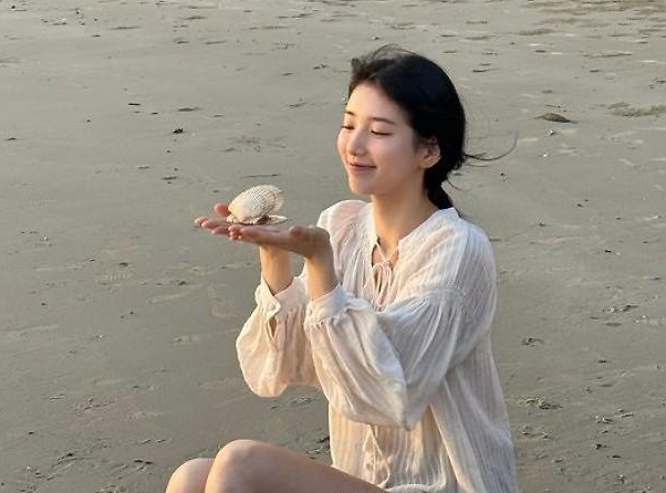 [슬라이드 포토] 수지, 청초한 모습으로 회귀? 하의는 핫팬츠 룩으로 시원하게