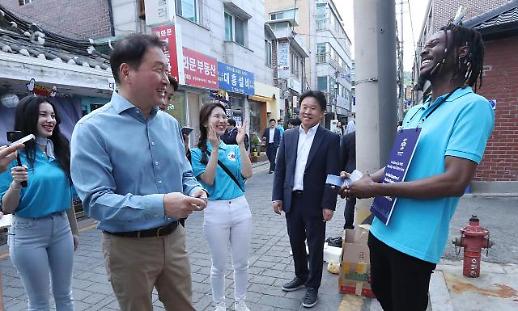 [단독] 최태원 특명! SK 전용기에 부산엑스포 유치 래핑...이통3사도 유치 총력전