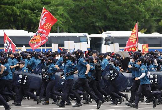 韩国警方进行非法集会应对训练