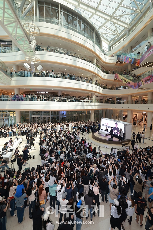 [슬라이드 포토] 이강인 만나러 왔어요, 타임스퀘어 광장 가득 메운 1000여명의 팬들