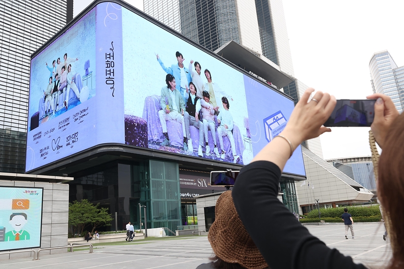 [슬라이드 포토] 서울이 온통 보랏빛으로 BTS 10주년 이벤트 감동