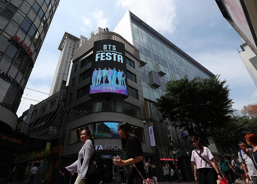 [슬라이드 포토] 서울이 온통 보랏빛으로 BTS 10주년 이벤트 감동