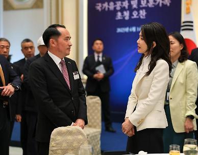 [포토] 최원일 전 천안함 함장과 대화하는 김건희 여사