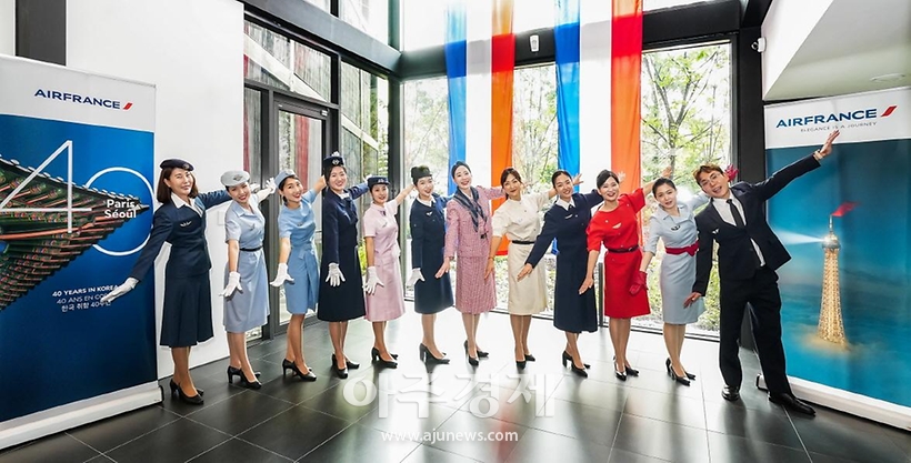[슬라이드 포토] 에어프랑스, 한국 취항 40주년 기념 역대 승무원 유니폼 패션쇼 개최