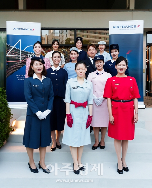 [슬라이드 포토] 에어프랑스, 한국 취항 40주년 기념 역대 승무원 유니폼 패션쇼 개최
