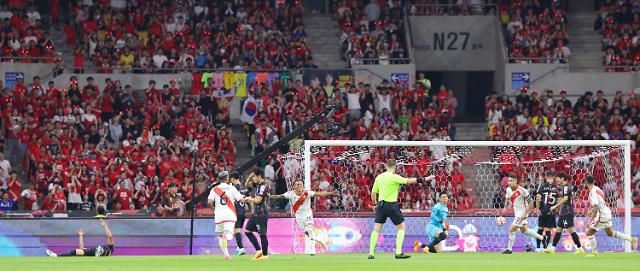 La première mi-temps s’est terminée avec la Corée du Sud à la traîne du Pérou 0-1.